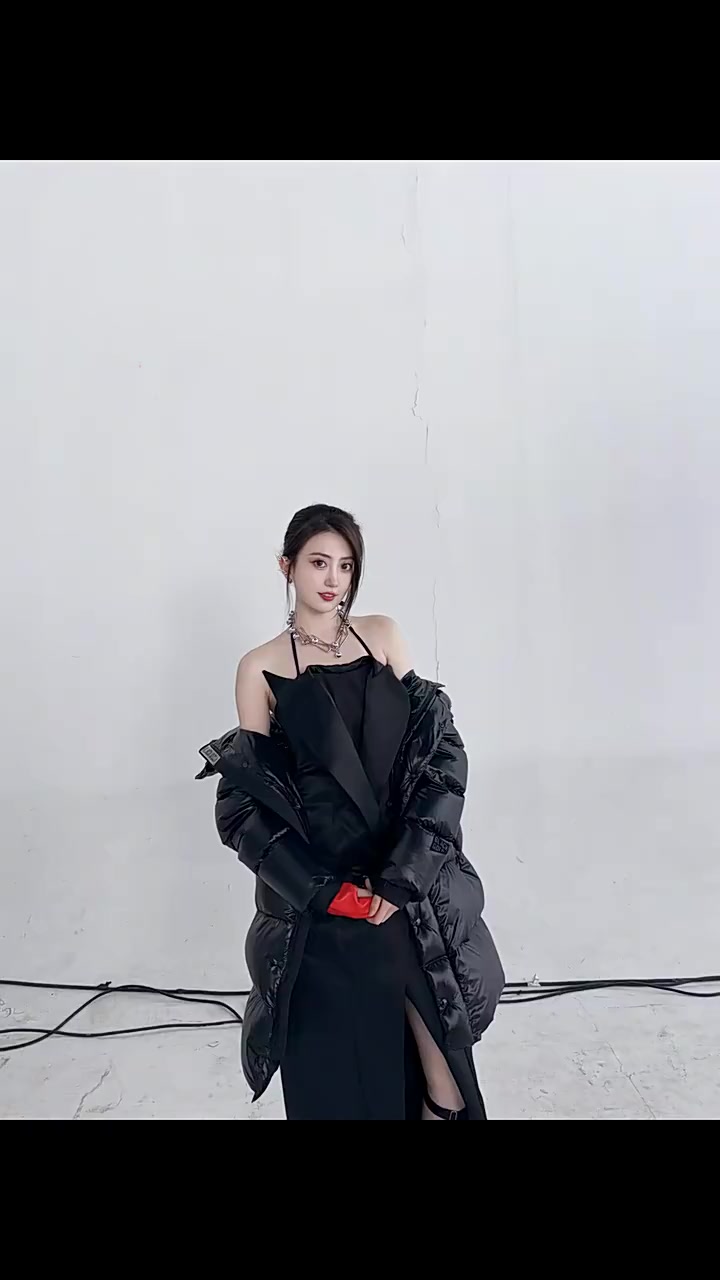 金年会金字招牌信誉至上无畏契约主持人唯嘉分享视频：今年这套衣服和去年相比怎么样？