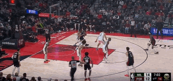 jinnianhui金年会别拿我不当状元！艾顿第二节9中4砍10分7板 带队反超雄鹿