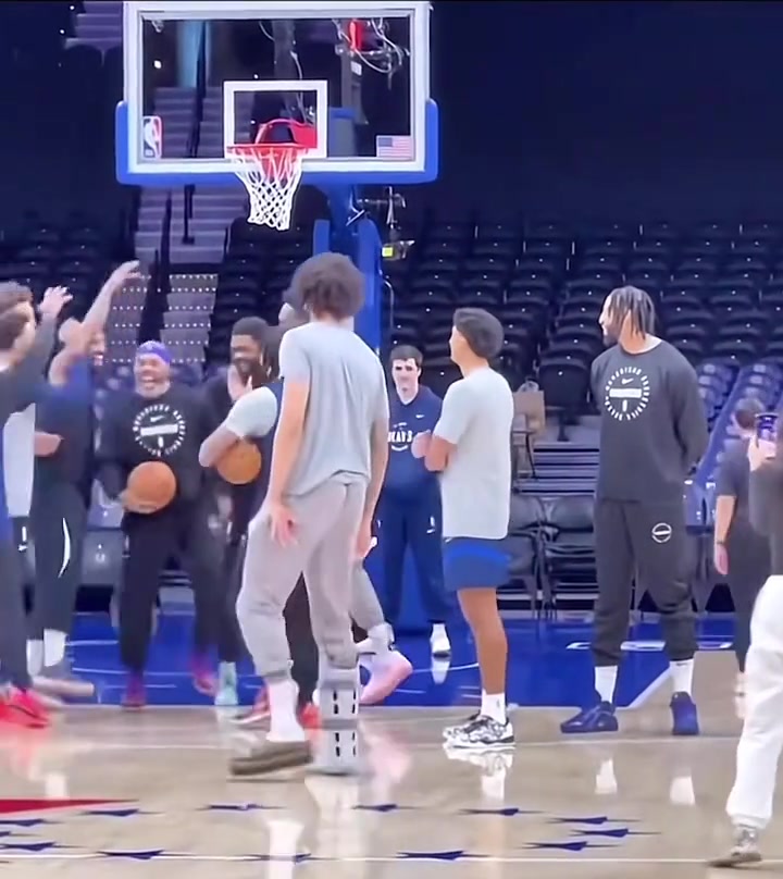 金年会金字招牌信誉至上浓眉&克里斯蒂静静看新队友尬舞🤣莱夫利脚戴护具“加入”尬舞