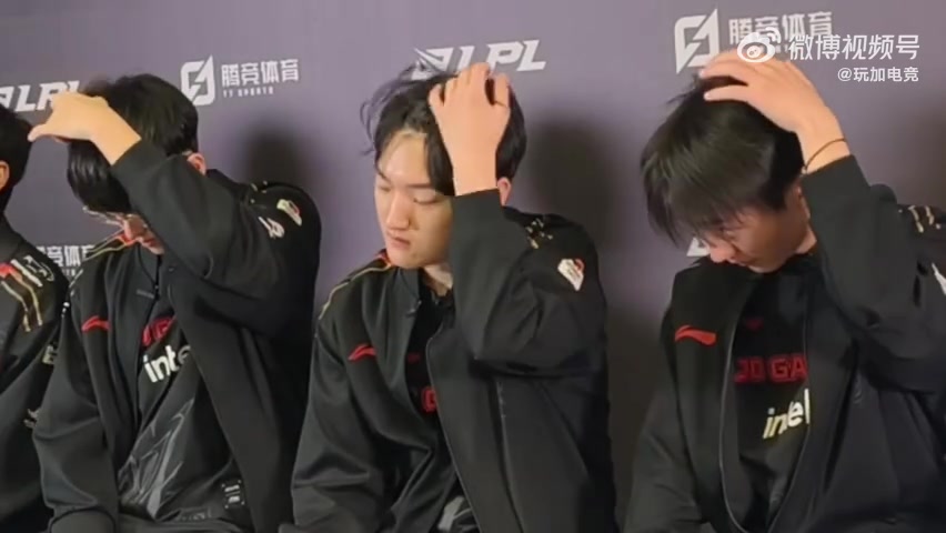 jinnianhui金年会虽然场上没默契但是场下有！JDG中下辅三人神同步摸头