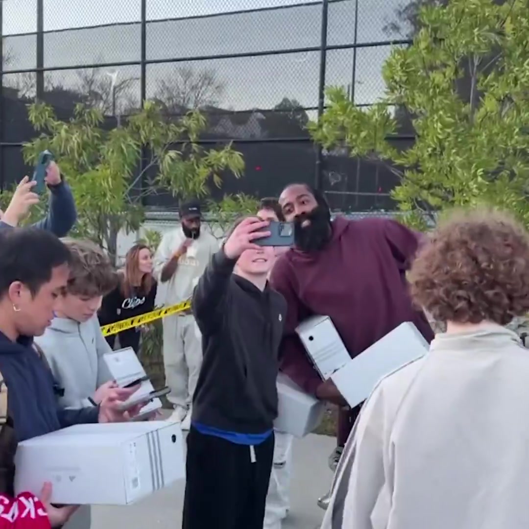 金年会金字招牌诚信至上🥹哇去！哈登为旧金山的小朋友们送上哈登9代球鞋🤩