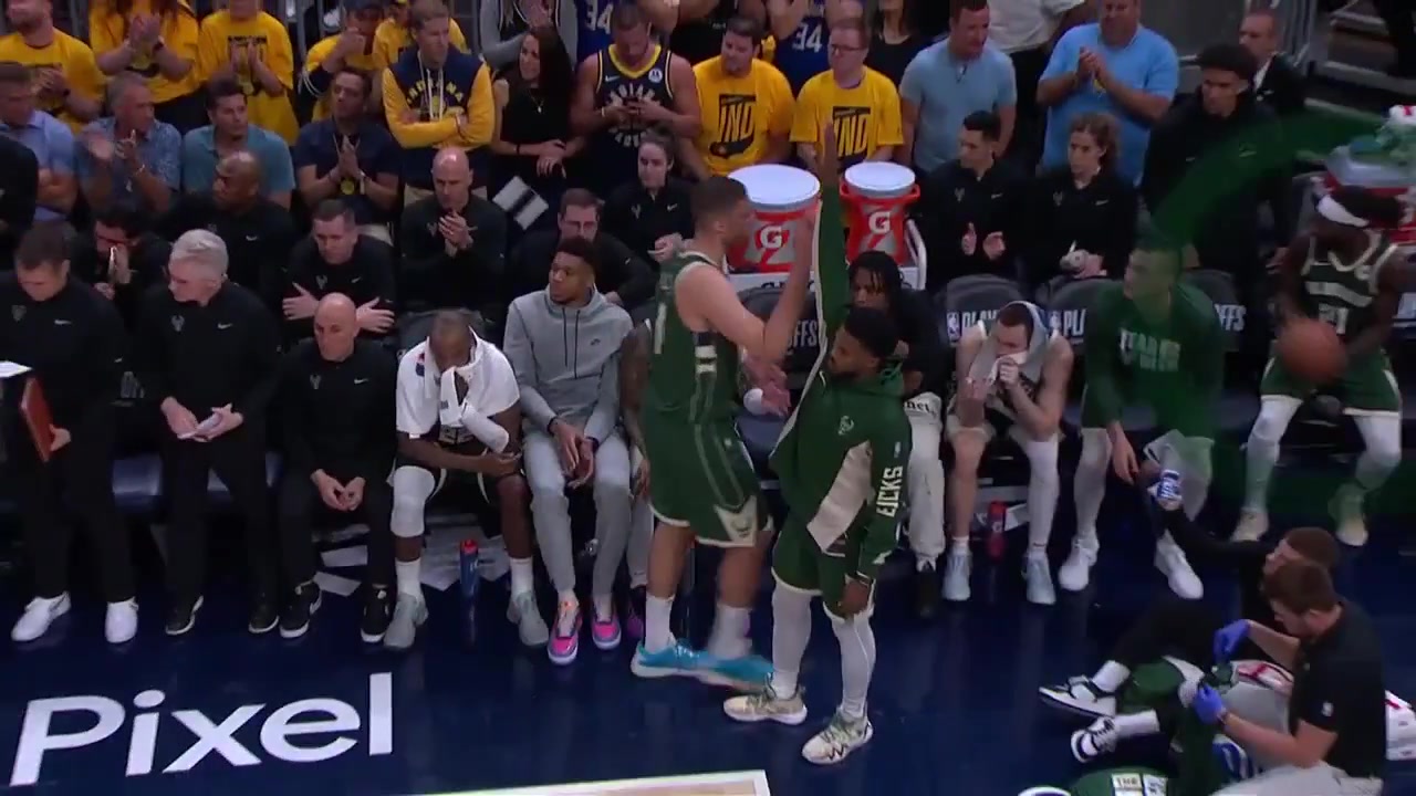 jinnianhui金年会此前被NBA停薪禁赛4场！两名步行者球迷起诉去年用球砸人的贝弗利