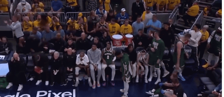 jinnianhui金年会此前被NBA停薪禁赛4场！两名步行者球迷起诉去年用球砸人的贝弗利