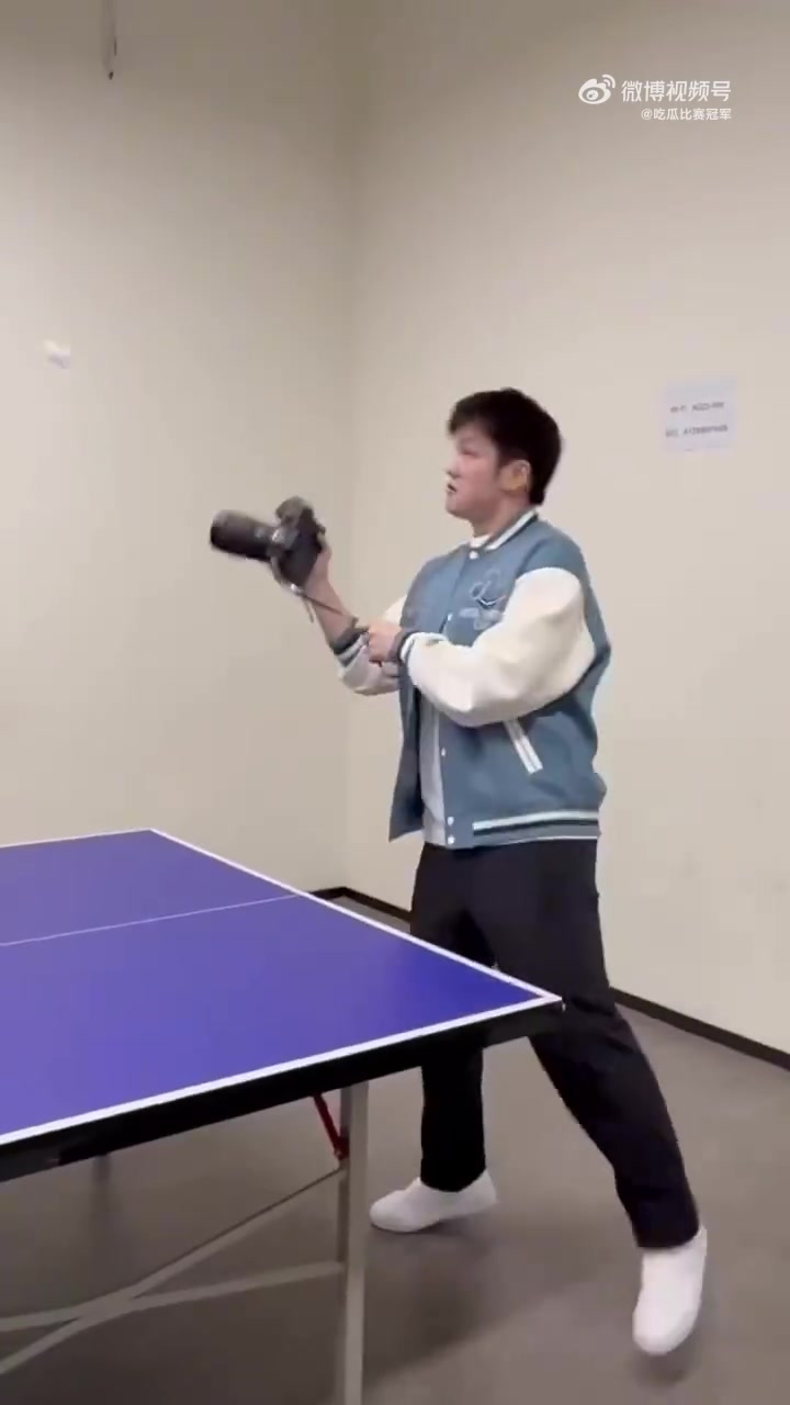 金年会金字招牌信誉至上跨界联动！樊振东和“黄老板”一起打球，使用球拍、吉他、垃圾桶