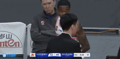 金年会可别受伤！萨姆纳扑防破坏球出界&手有些受伤 表情痛苦被换下场