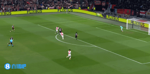 金年会体育心急了😅阿贾克斯前锋在球出底线前拿球开角球，被吹手球犯规