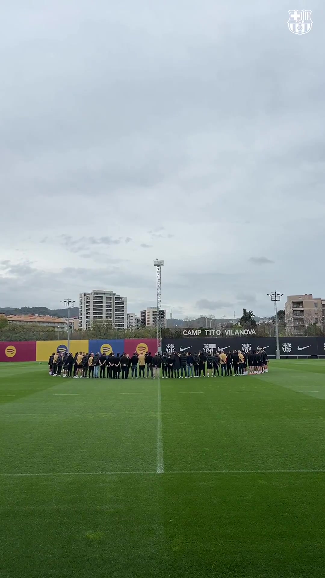 金年会体育R.I.P.🙏巴萨全队在今天的训练前为离世队医默哀1分钟
