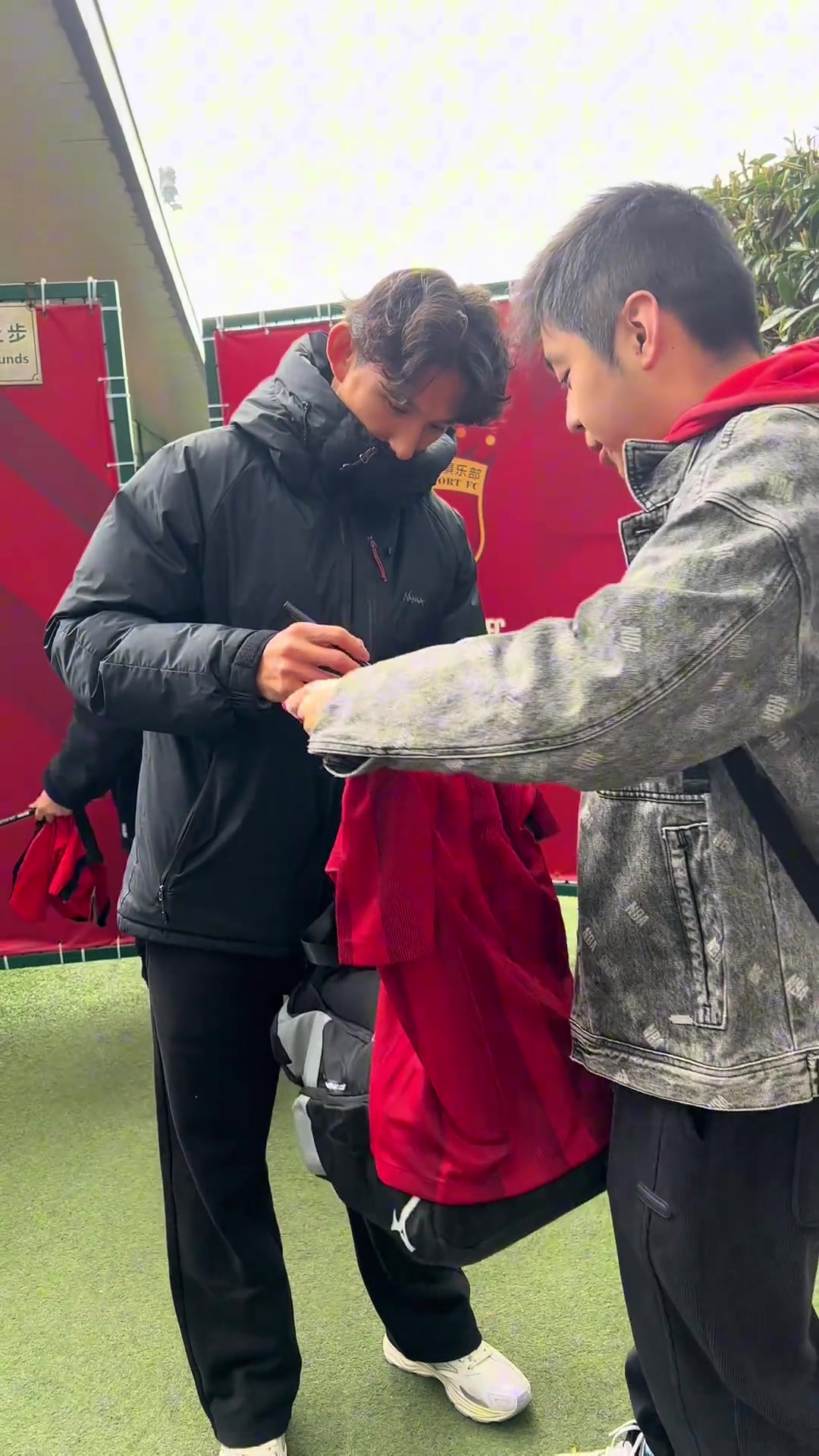 金年会金字招牌信誉至上打破谣言👀加布里埃尔昨日现身世纪公园训练