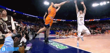 jinnianhui金年会惊出冷汗🥶上海0.5秒发球跨越全场找到洛夫顿 空接转身绝杀偏出