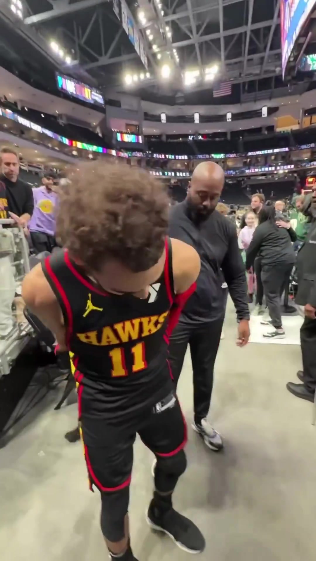 金年会金字招牌信誉至上特雷-杨退场时专门为小球迷脱下球衣 后者开心极了😆