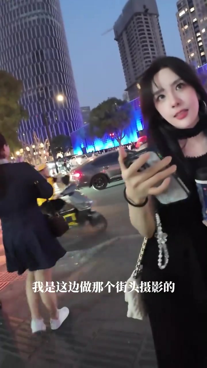 金年会金字招牌信誉至上这是真美女！LPL官方解说Rita被街头摄影师选中 邀请拍照