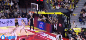 金年会体育立功了！任骏飞奋力拼下前场篮板 并助攻伯克三分弹进篮筐