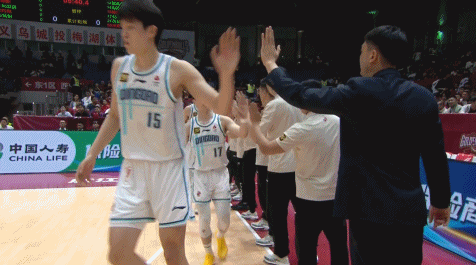 金年会体育👀刘维伟确实不在！青岛众将和临场主帅刘明涛击掌后进场