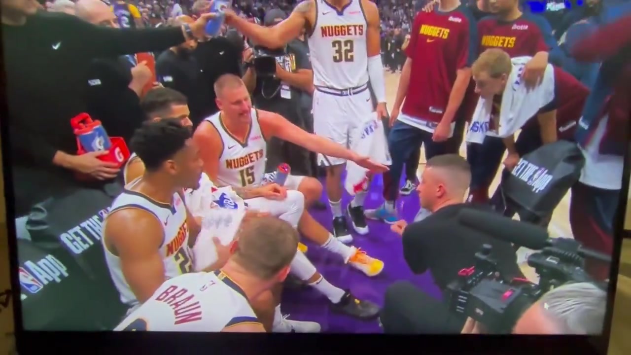 金年会体育当爹又当妈🙄约基奇暂停时激情说战术 阿德尔曼在一旁频频点头