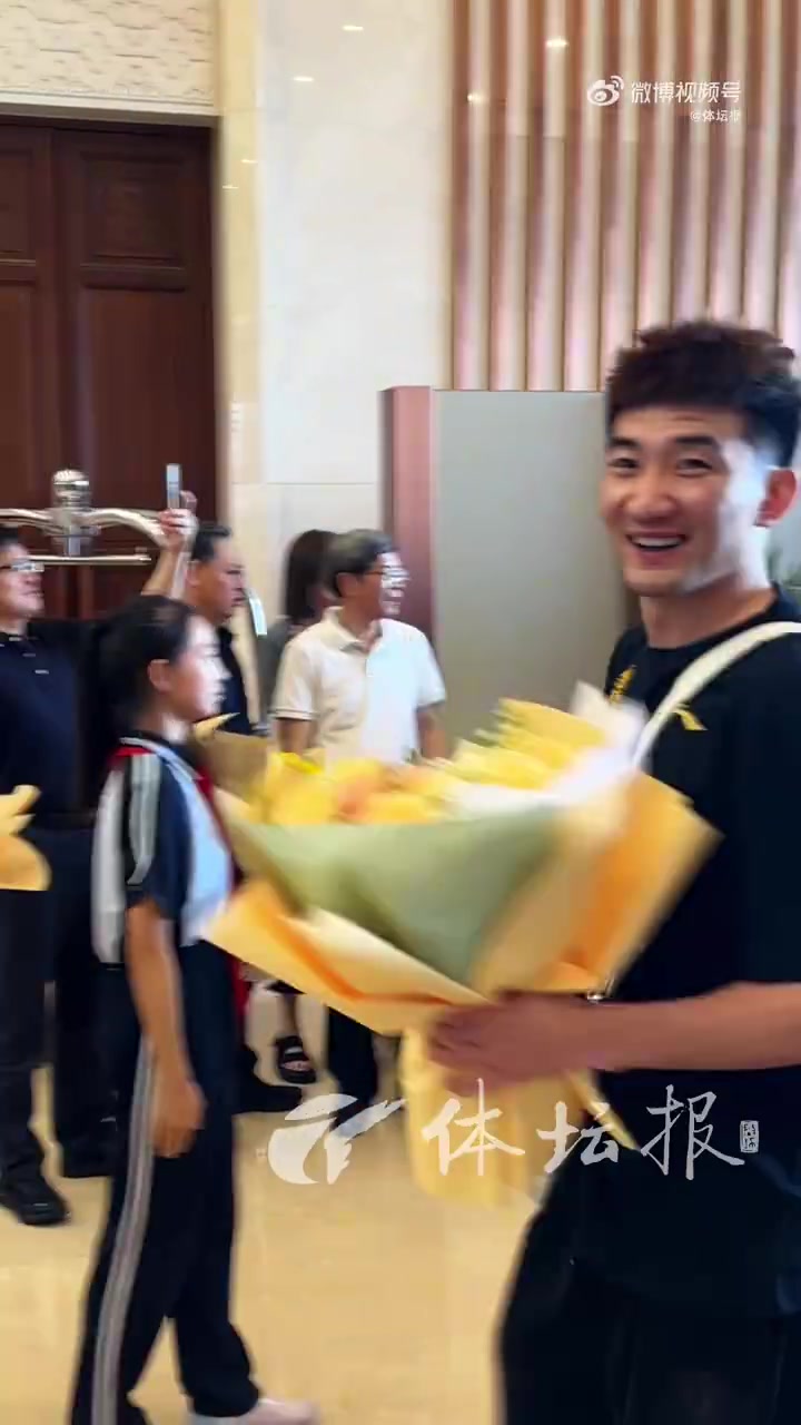 金年会金字招牌信誉至上载誉而归！广厦今天回到杭州 赵嘉仁和球队会合&举起至尊鼎