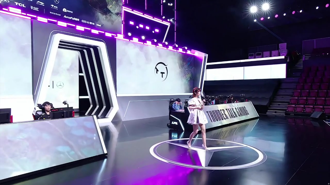 jinnianhui金年会深圳主场的灯光有够吓人！夏安碎花一字裙登台被灯光照得面色发白