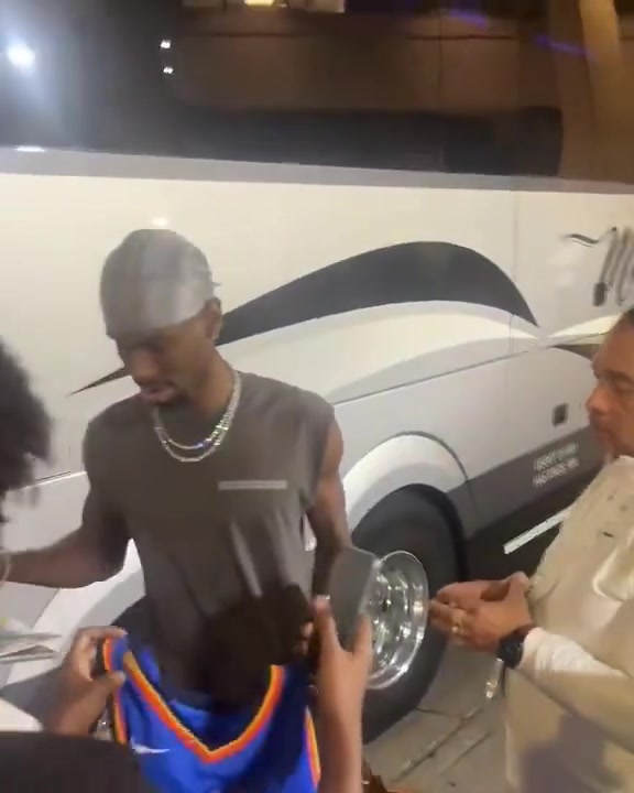 金年会体育贴脸开大😂赛后球迷对SGA大喊：你给裁判塞了多少钱？